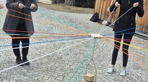 waldcoaching-teilnehmende-turm-bauen